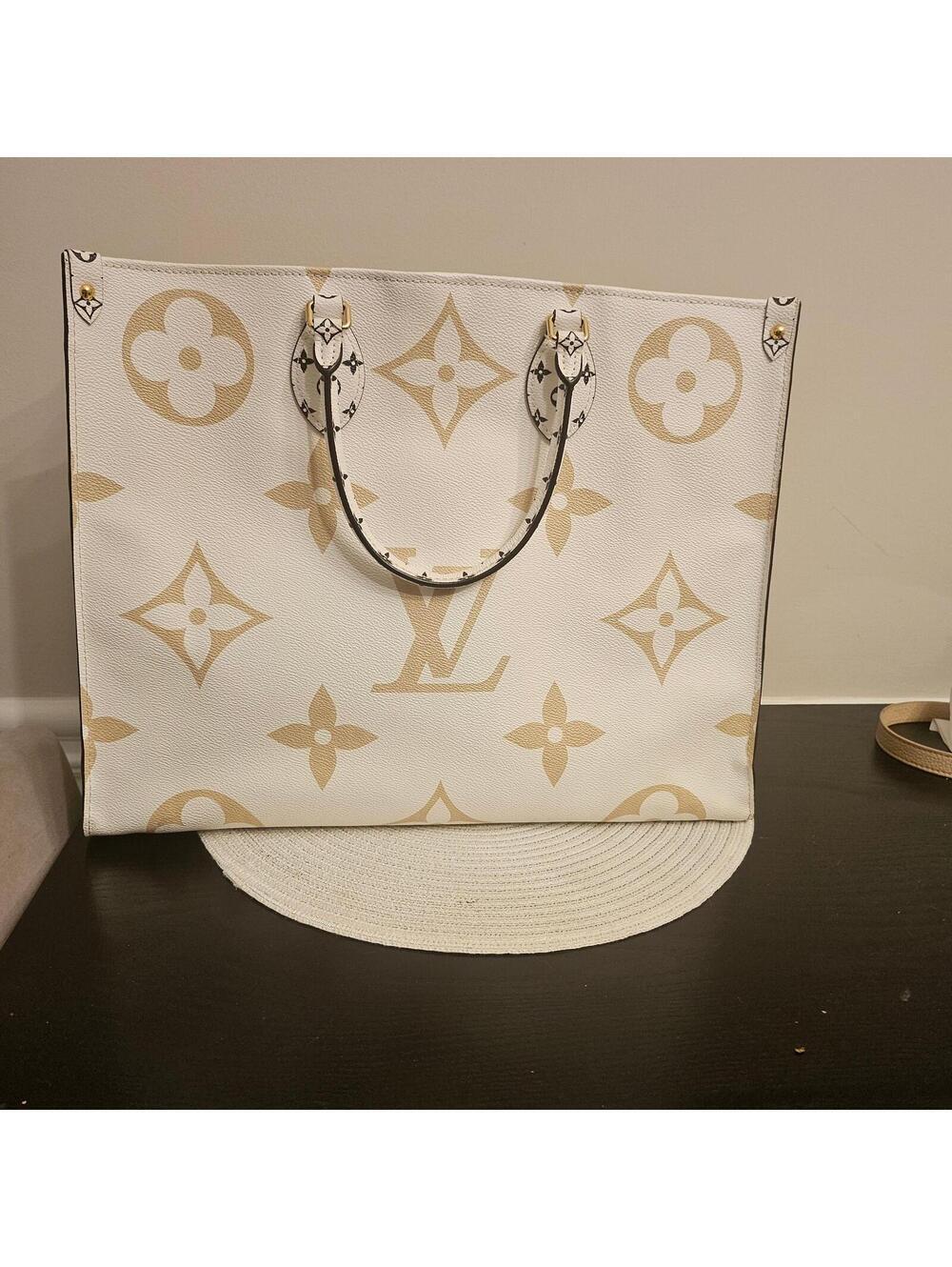 Louis Vuitton Onthego GM Giant Monogram Khaki/Beige Tote - Picture 2 of 16